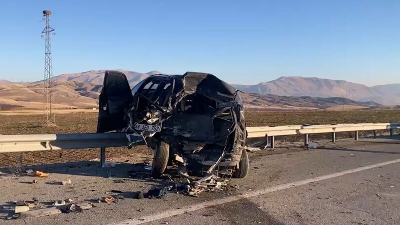 Malatya'da minibüs ile otomobil çarpıştı: 3 yaralı, 1’i ağır