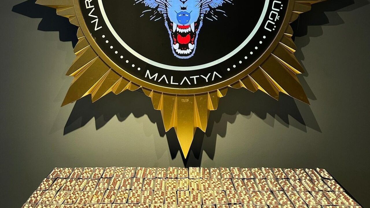 Malatya'da sokak satıcılarına operasyon: 3 bin 644 sentetik ecza ele geçirildi
