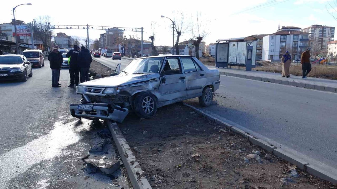 Malatya'da temizlik aracıyla çarpışan otomobil refüje çıktı, sürücü yaralandı