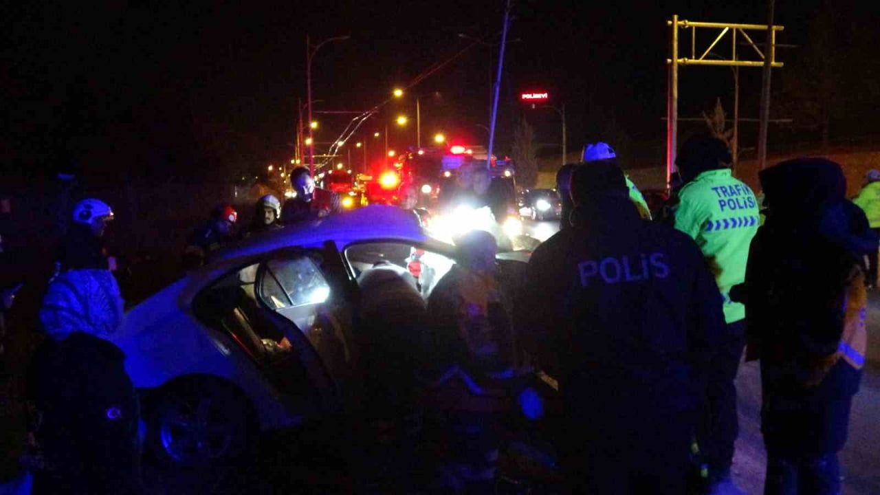 Malatya’da trambüs direğine çarpan otomobil: 1’i ağır 2 yaralı