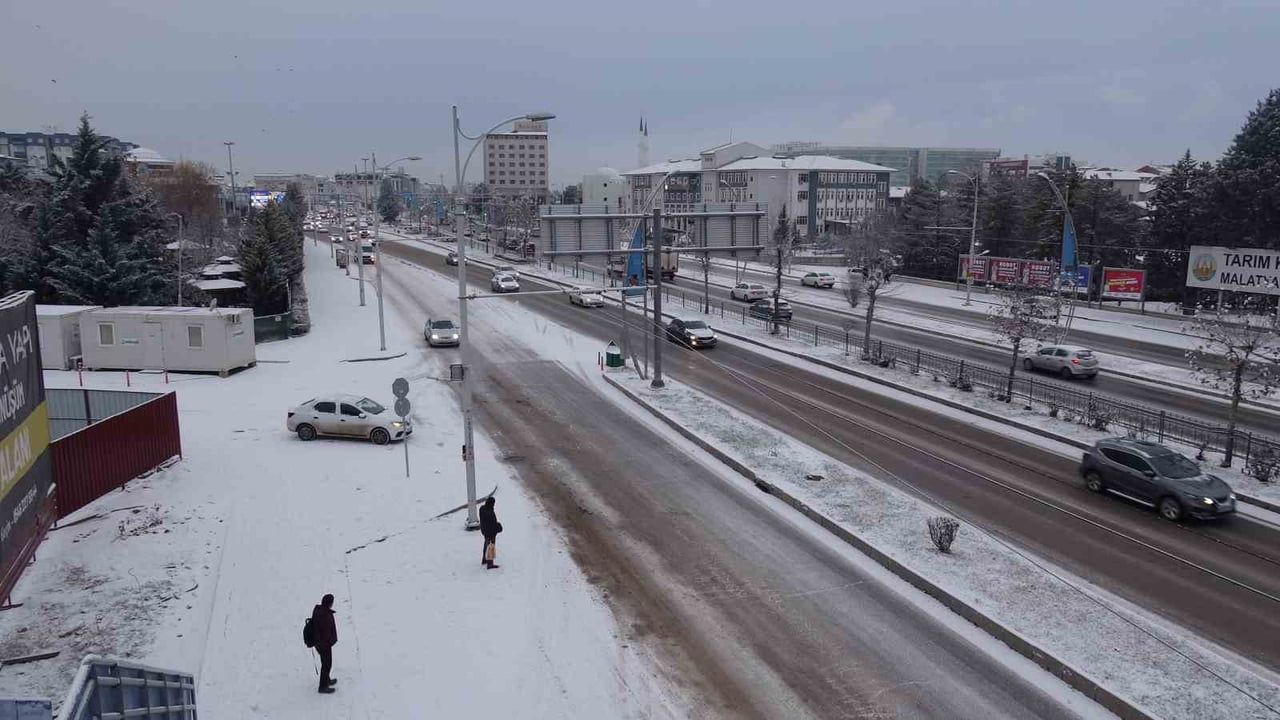 Malatya'da Yoğun Kar Yağışı Ulaşımı Aksattı