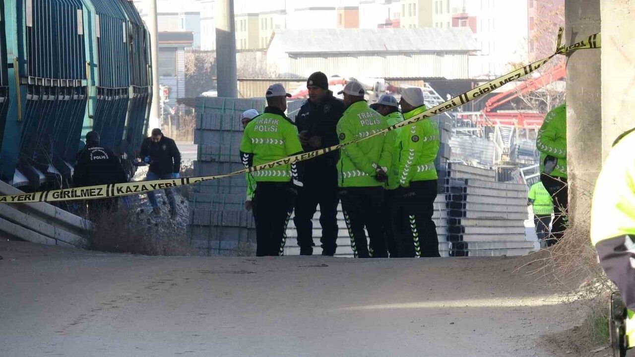 Malatya'da yük treninin çarptığı 17 yaşındaki genç hayatını kaybetti