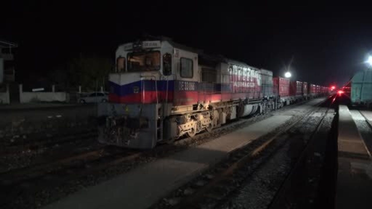 Malatya'da yük treninin hemzemin geçitte otomobile çarpması: 5 yaralı