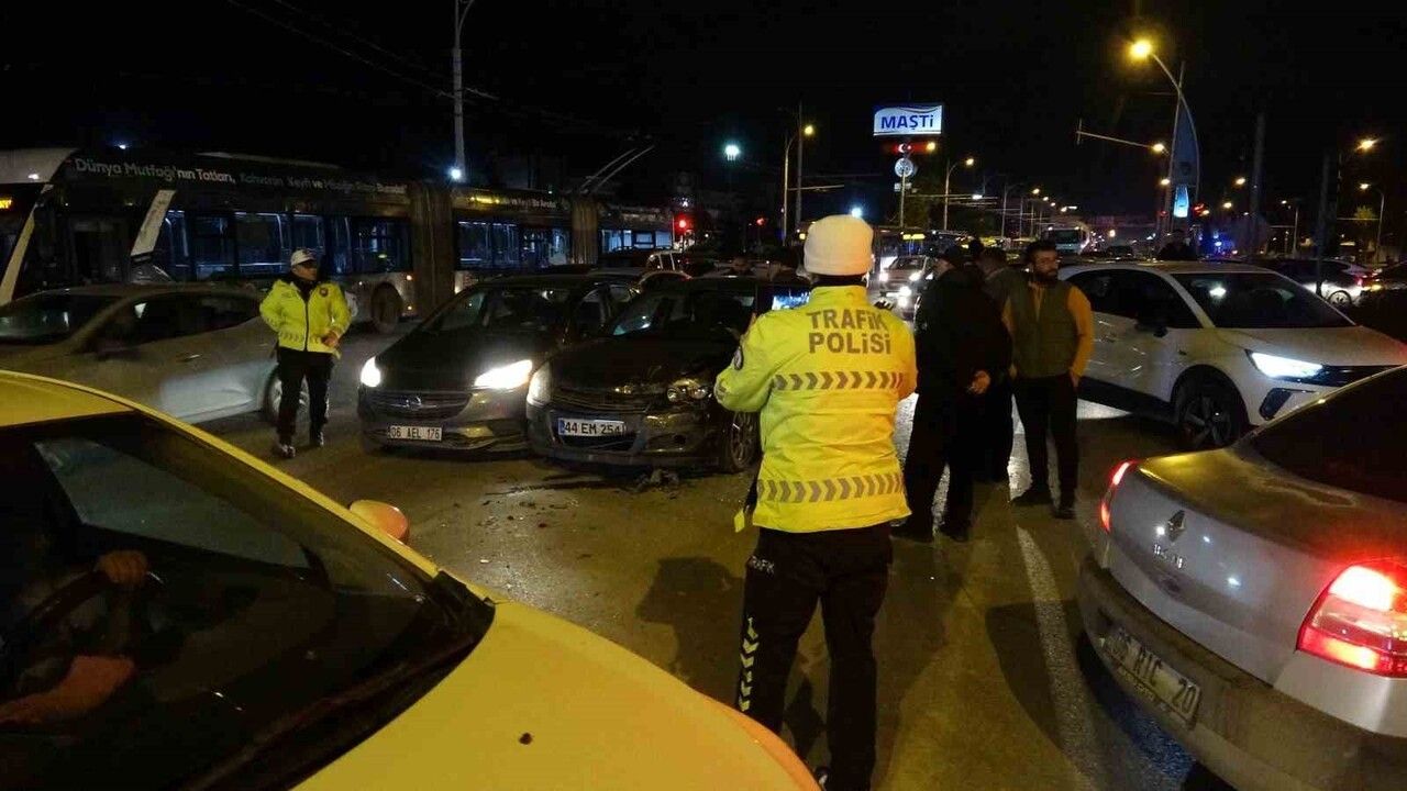 Malatya'da zincirleme trafik kazası: 2 yaralı