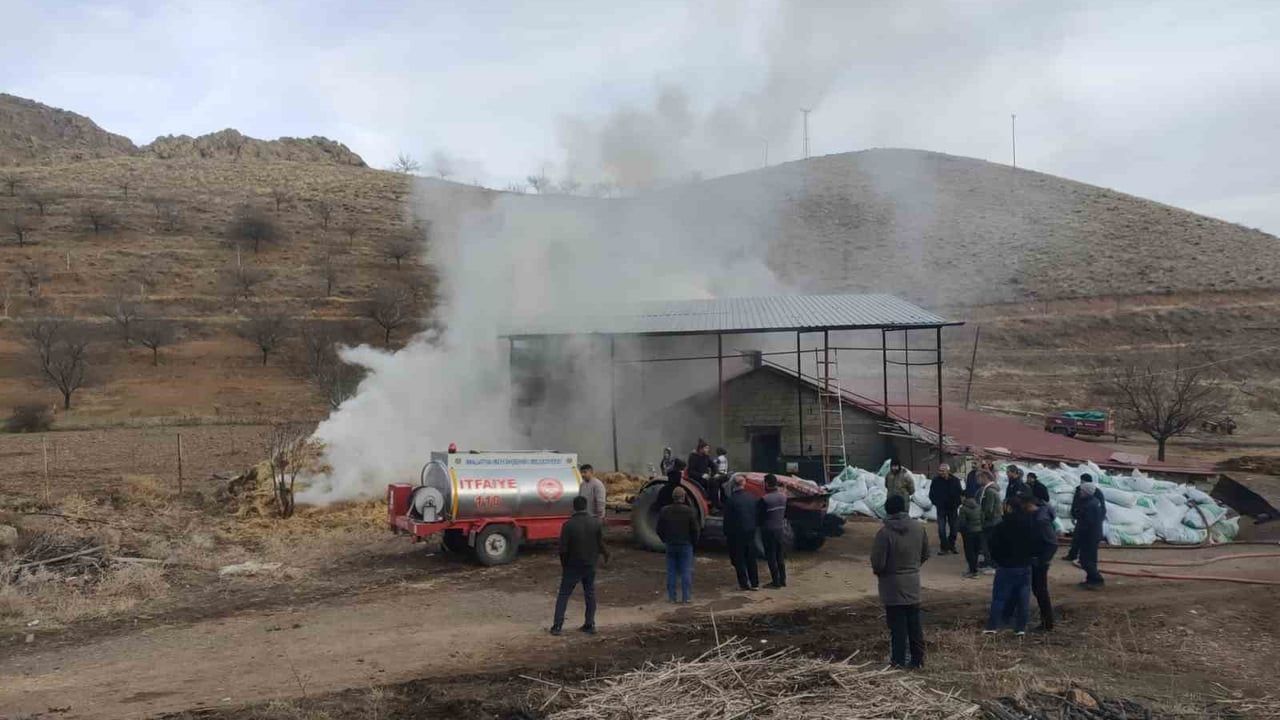 Malatya Kuluncak'ta besi çiftliği samanlık bölümünde yangın