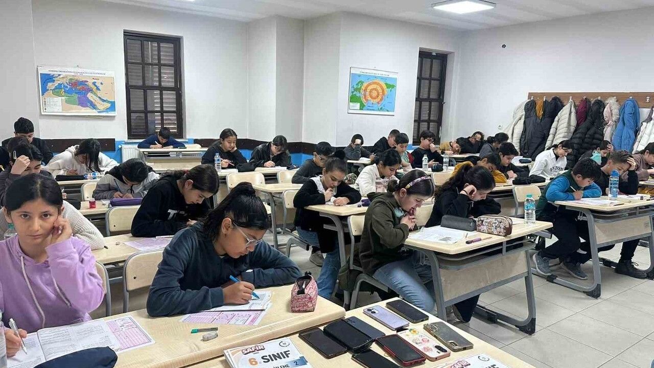 Malatya Semt Konakları ve Eğitim Merkezlerinde Deneme Sınavına Yaklaşık Bin 350 Öğrenci Katıldı