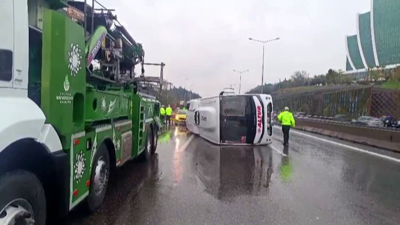 Maltepe'de servis minibüsü devrildi: 5 yaralı