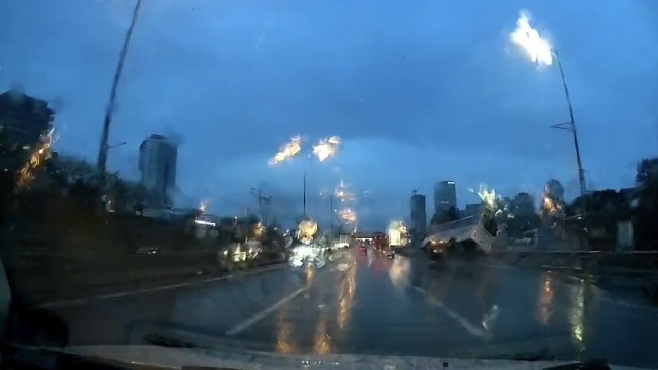 Maltepe'de servis minibüsünün devrilme anı kamerada