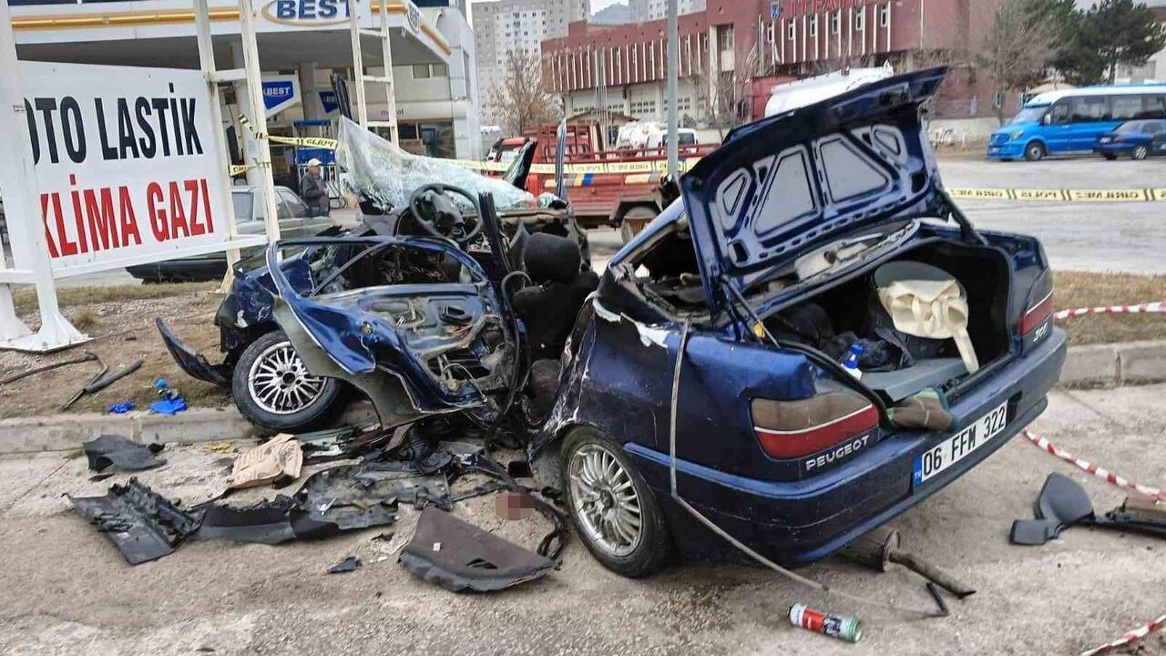 Mamak'ta hafif ticari araç ile otomobil çarpıştı: 1 ölü, 3 yaralı