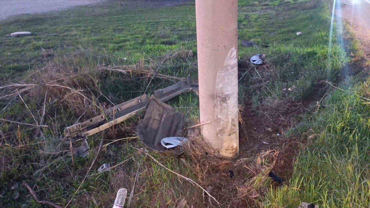 Manavgat Kumyolu Boğaz'da otomobil aydınlatma direğine çarptı: 1 yaralı