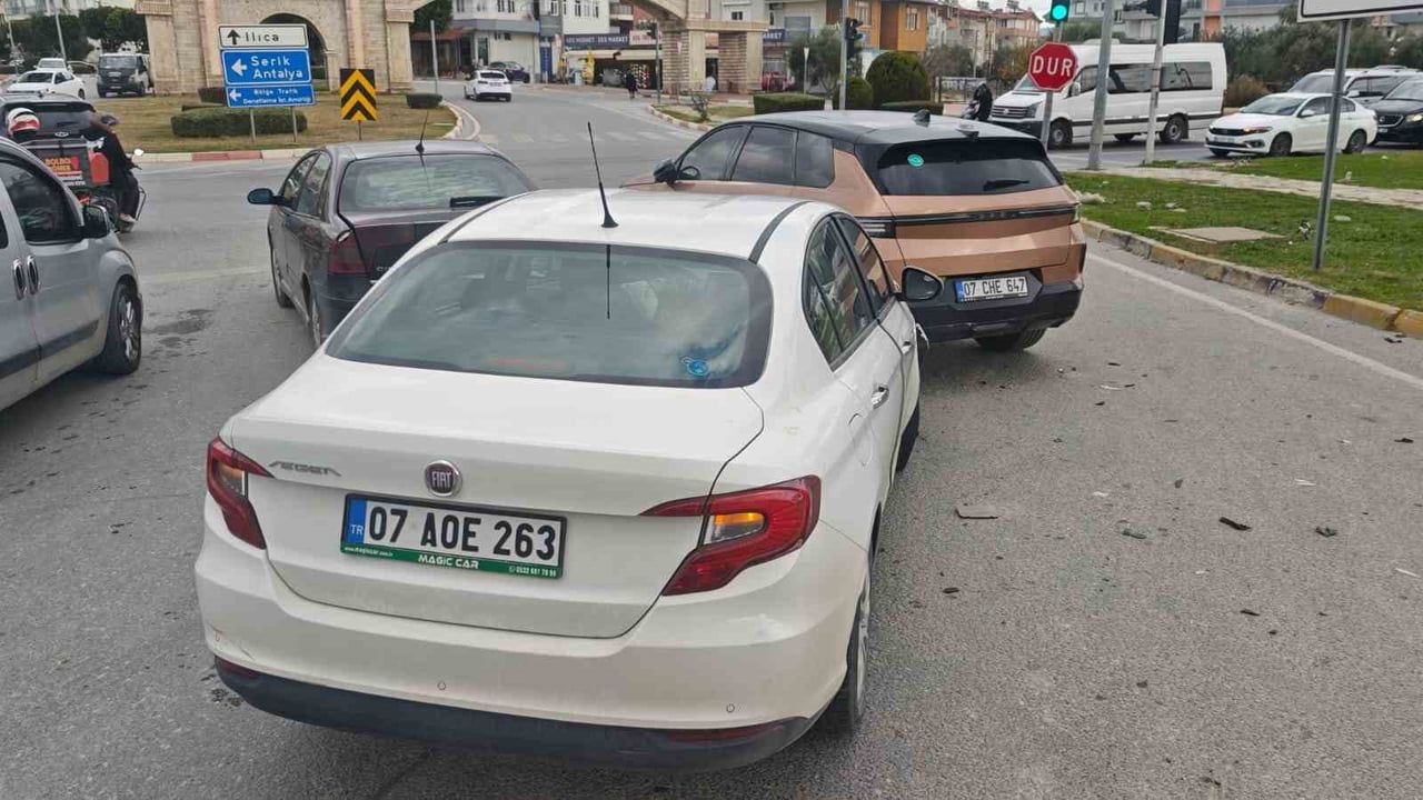 Manavgat'ta 4 Araçlı Zincirleme Kaza: 1 Yaralı