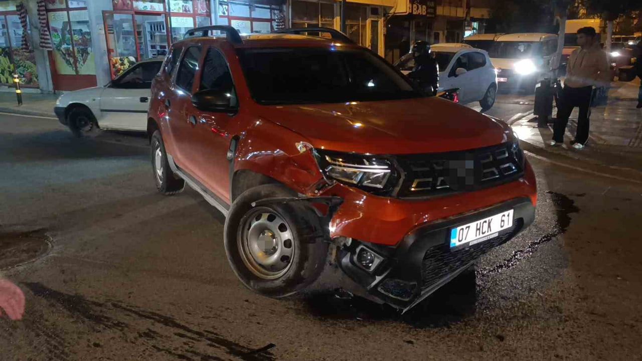 Manavgat'ta alkollü aday sürücünün 'Dur' ihlaliyle kaza: Ehliyeti ikinci kez iptal