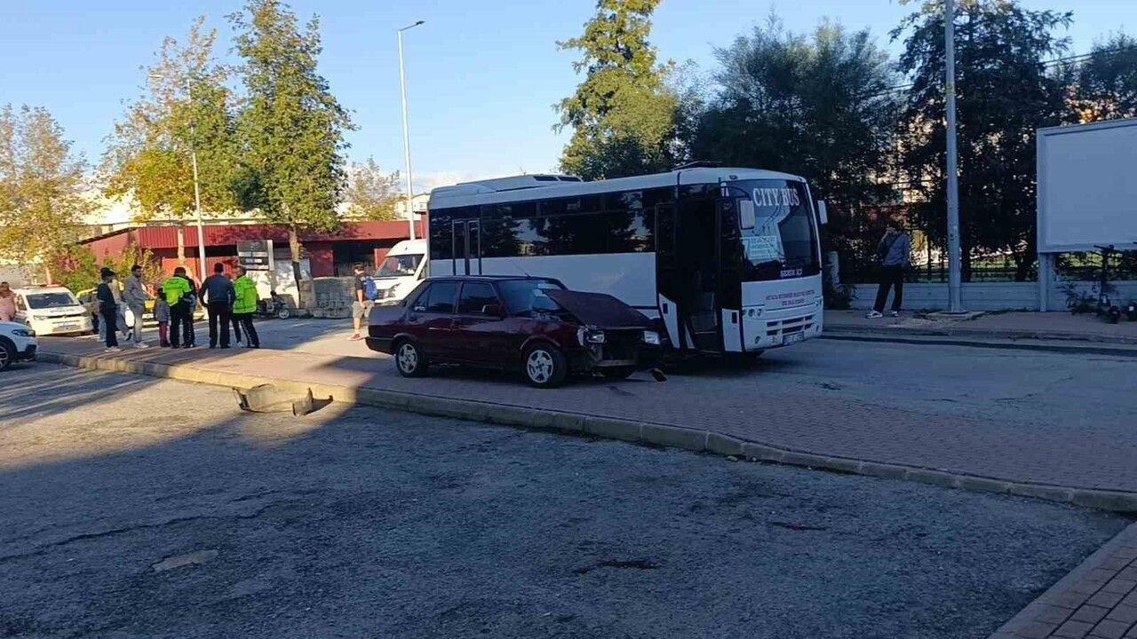 Manavgat’ta ehliyetsiz sürücünün çarpması sonucu motosiklet sürücüsü yaralandı