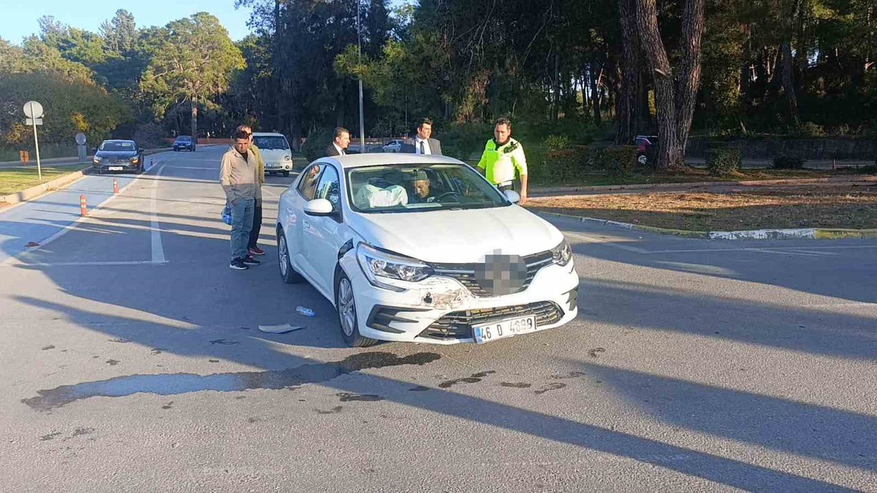 Manavgat’ta iki otomobil çarpıştı: 1 kişi yaralandı