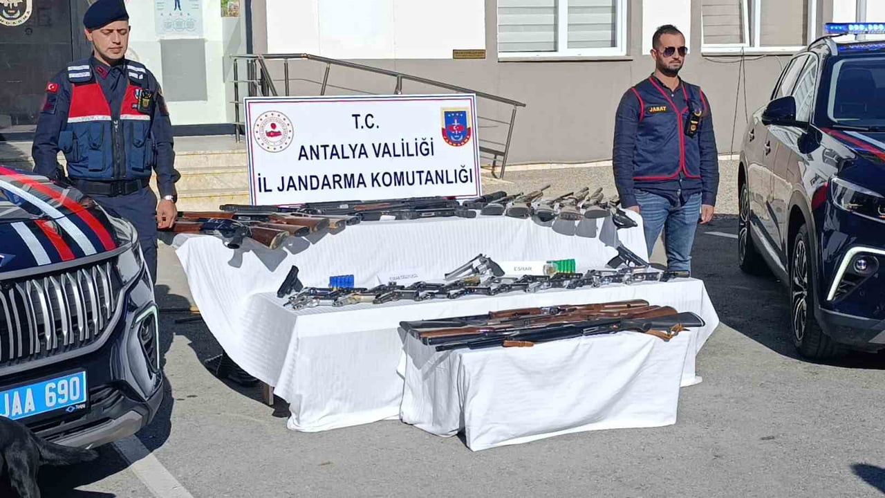 Manavgat'ta Jandarma Operasyonu: 30 Tabanca, 27 Av Tüfeği ve Çok Sayıda Mühimmat Ele Geçirildi