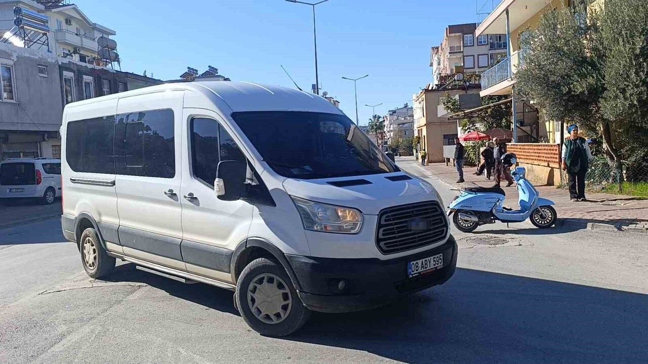 Manavgat'ta kavşakta minibüsle çarpışan motosiklet sürücüsü yaralandı