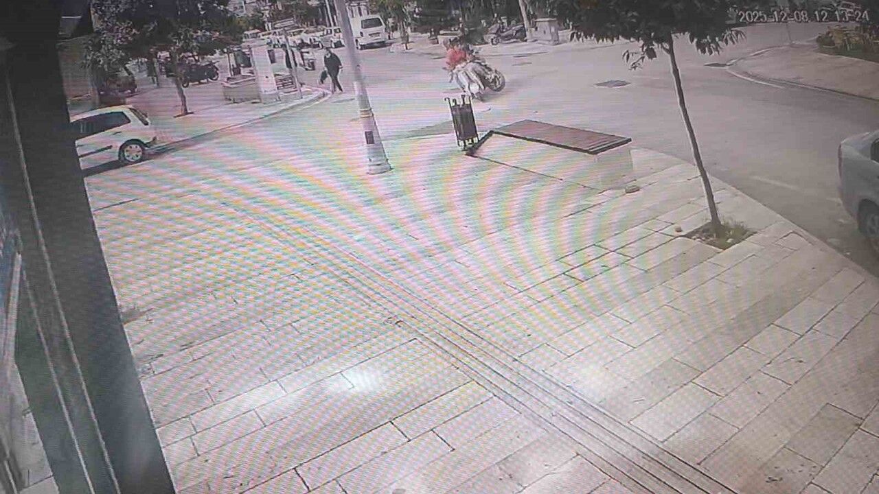 Manavgat'ta kavşakta motosiklet çarpışması: 2 kişi yaralandı