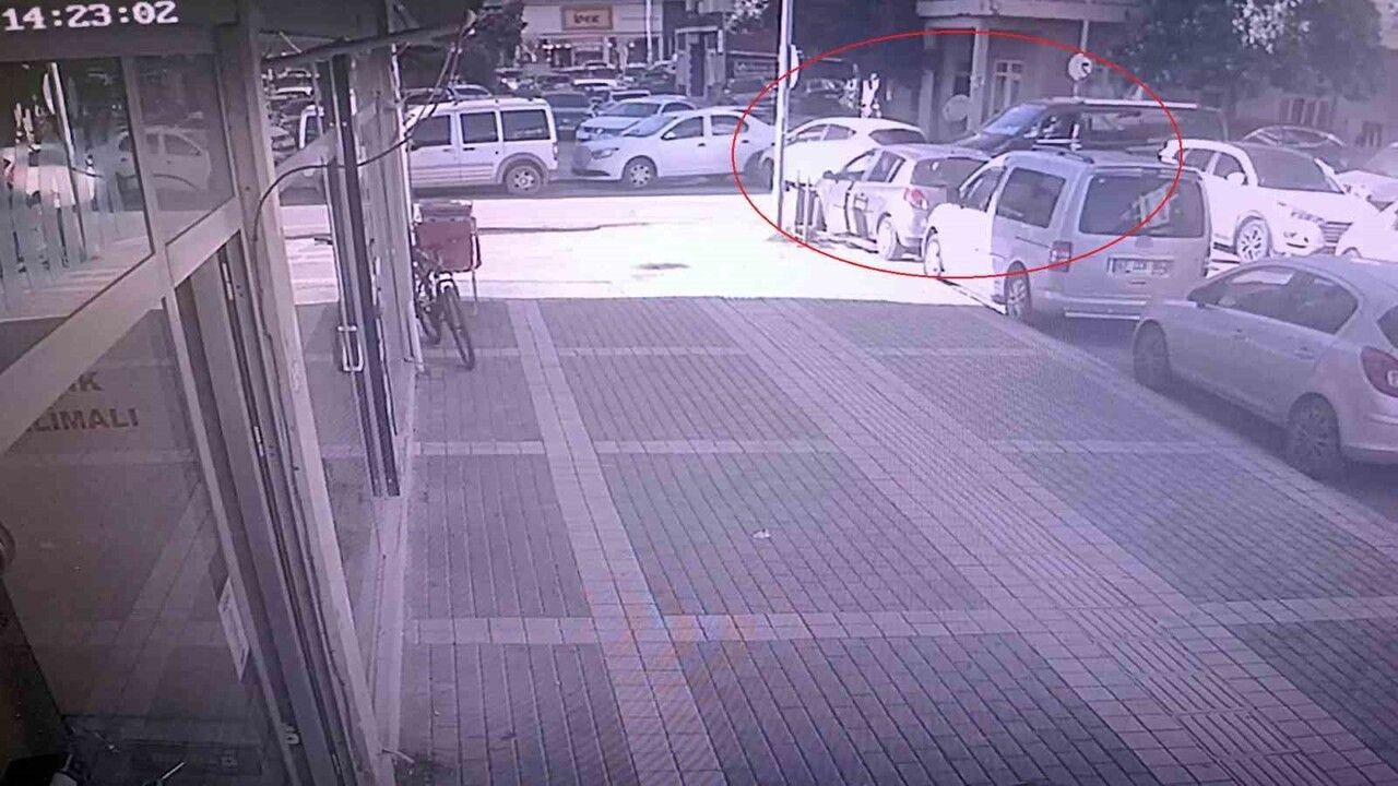 Manavgat'ta otomobil ile hafif ticari aracın çarpışması güvenlik kamerasında