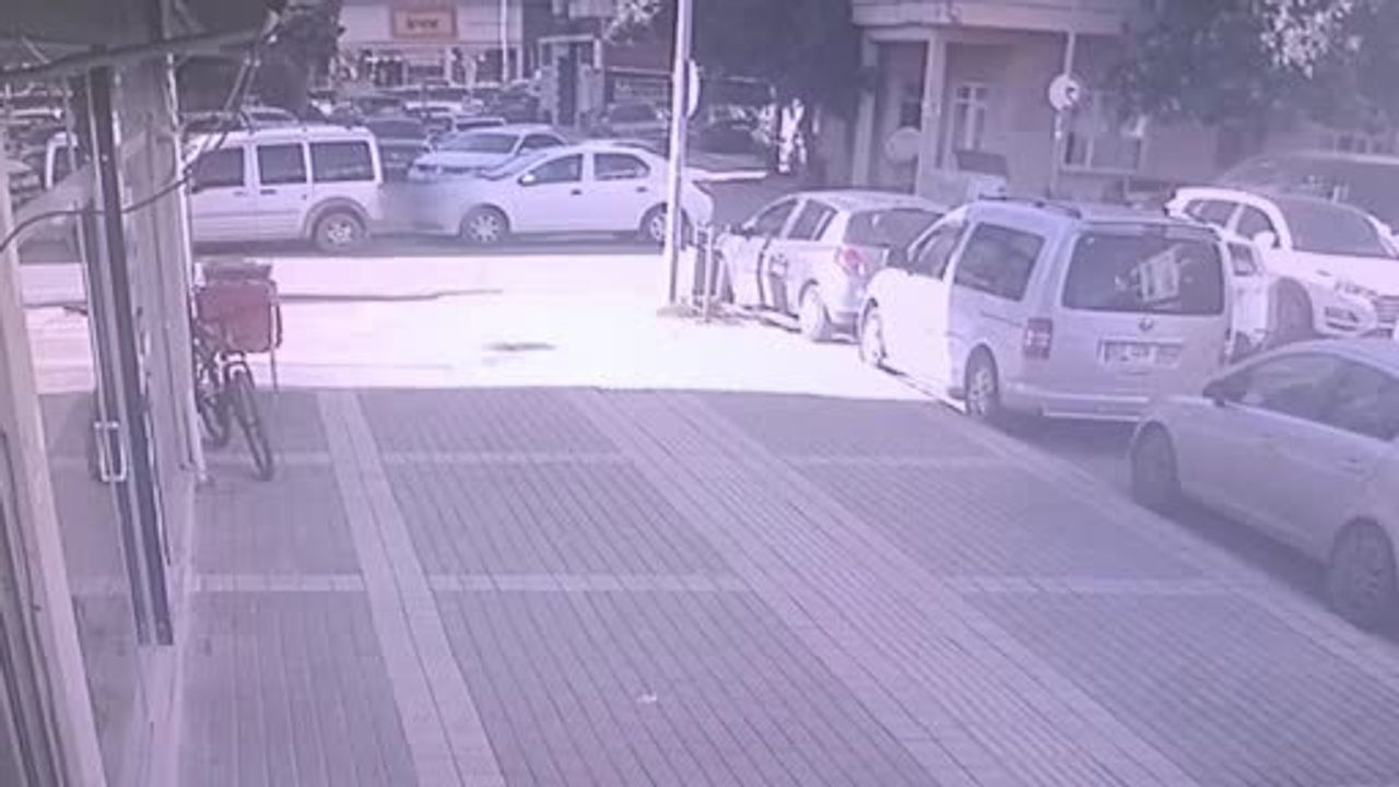 Manavgat’ta otomobil ile hafif ticari aracın çarpışması kamerada