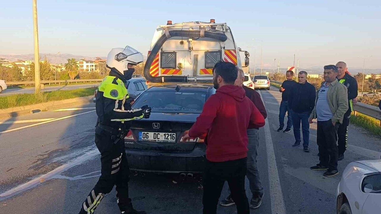 Manavgat'ta otomobil yol süpürme aracına çarptı