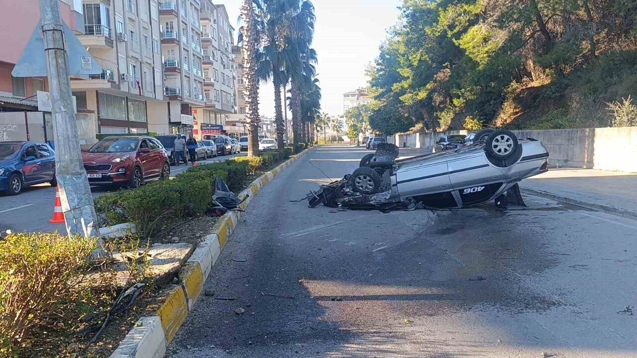 Manavgat'ta refüjdeki aydınlatma direğine çarpıp takla attı: 2 yaralı