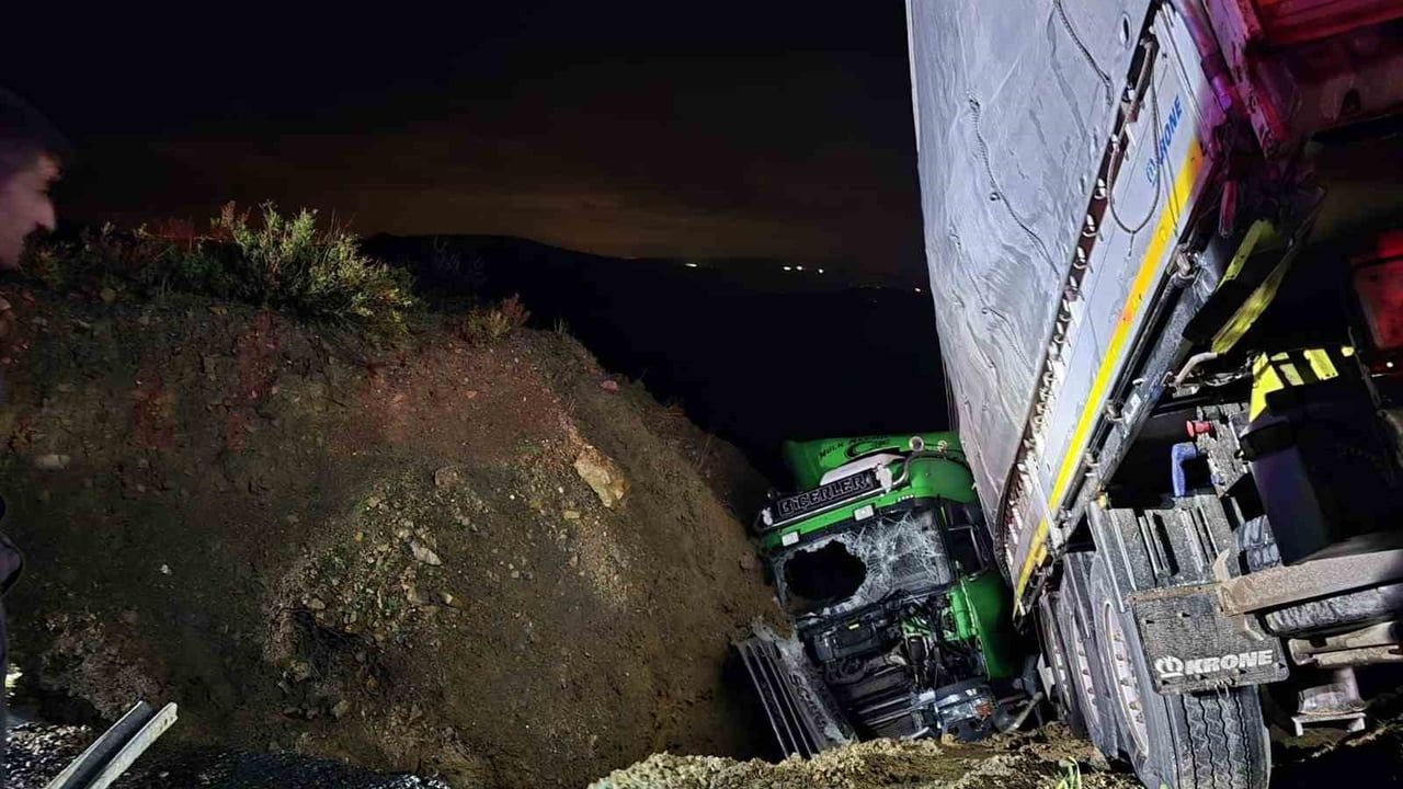 Manavgat'ta tır şarampole devrildi: sürücü ağır yaralı