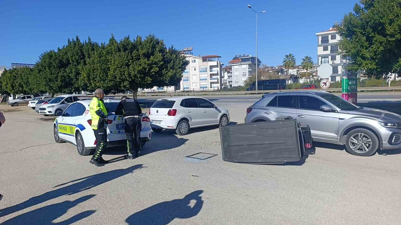 Manavgat'ta üç tekerlekli motorlu bisikletin çarpıştığı zincirleme kaza: 1 yaralı