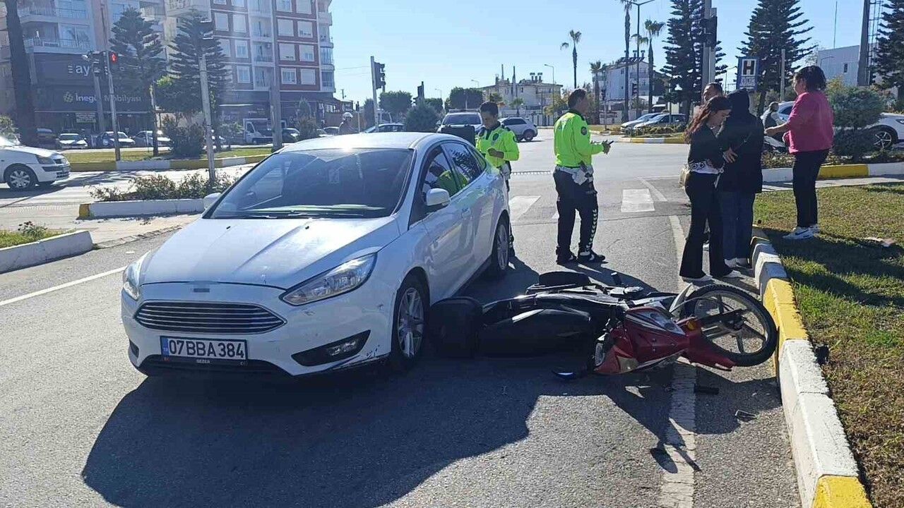 Manavgat'ta yaya geçidinde otomobil ile motosiklet çarpıştı: 1 yaralı, 24 bin 172 TL ceza
