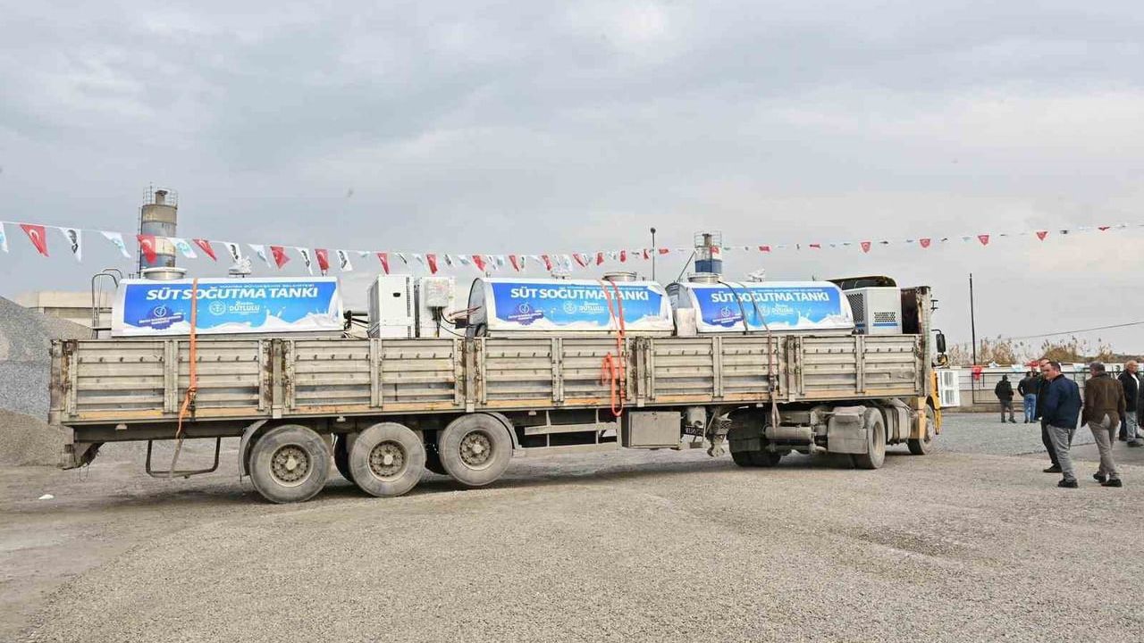 Manisa Büyükşehir’den Salihli kırsalına süt tankı ve sulama desteği