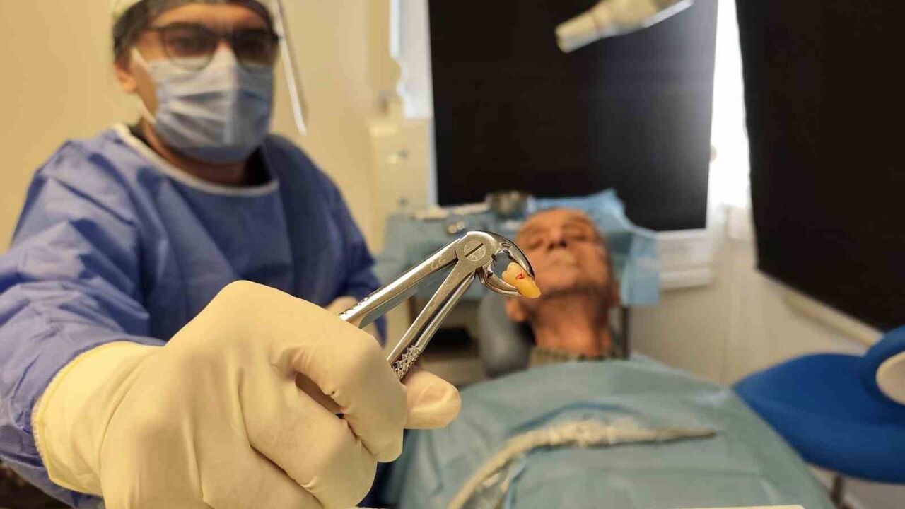 Manisa'da 83 yaşında 20'lik diş bulundu: protez ağrısının nedeni ortaya çıktı