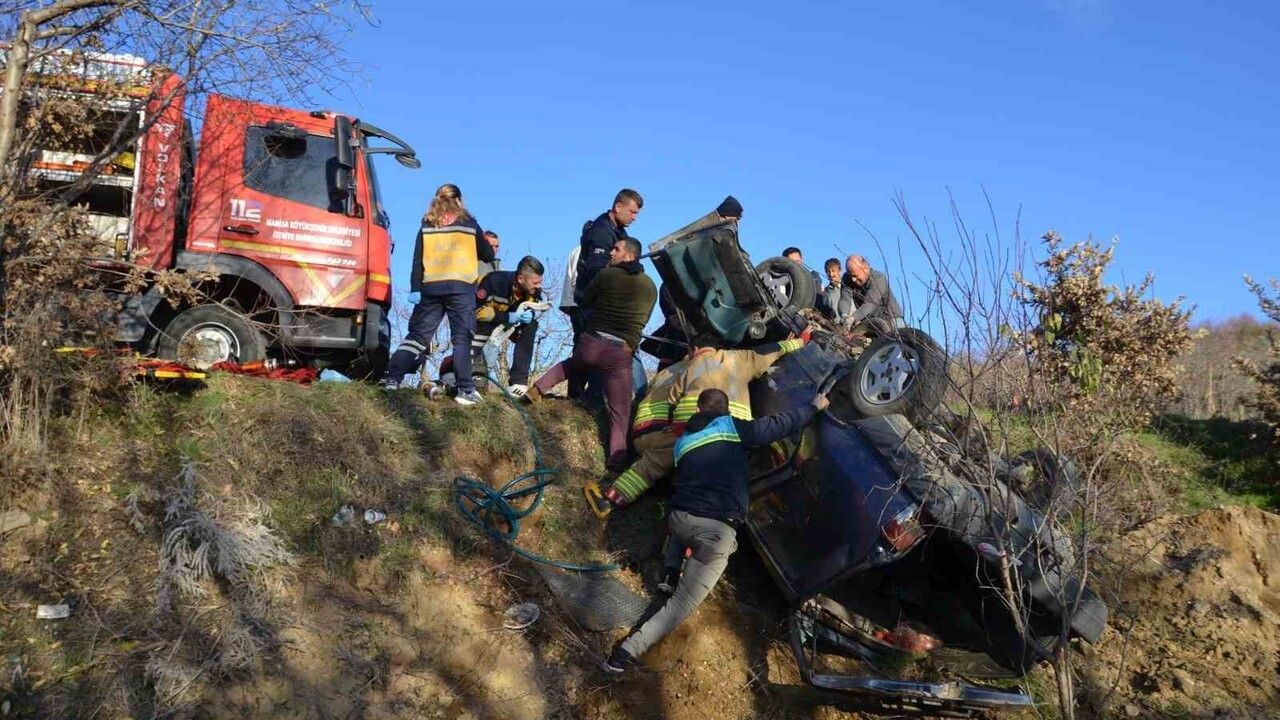 Manisa'da kontrolü kaybeden otomobil şarampole devrildi, sürücü yaralandı