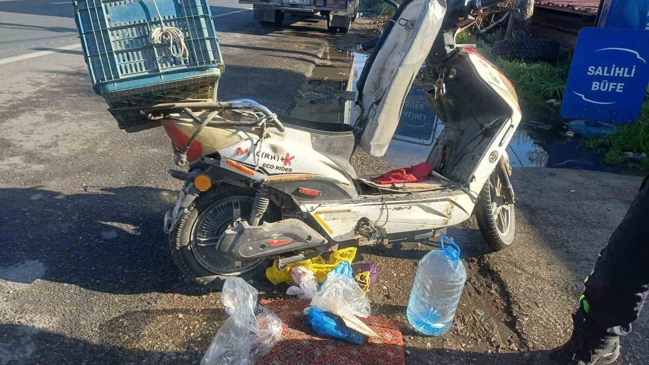 Manisa'da otomobil ile elektrikli bisiklet çarpıştı: 1 ölü