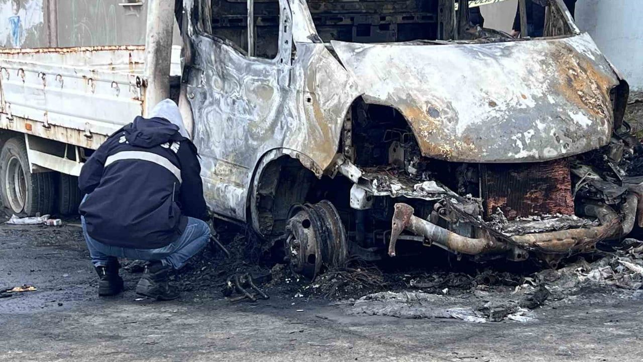 Manisa'da park halindeki kamyonette çıkan yangında kişi hayatını kaybetti