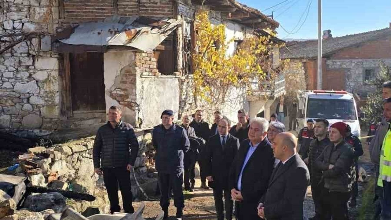 Manisa Gördes'te gece yangını: 5 ev zarar gördü, 1 kişi hayatını kaybetti