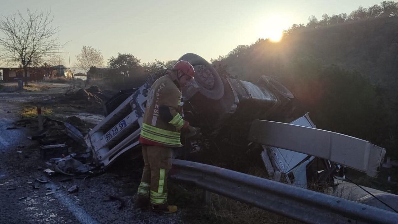 Manisa Köprübaşı'nda tır kontrolden çıktı: 1 yaralı