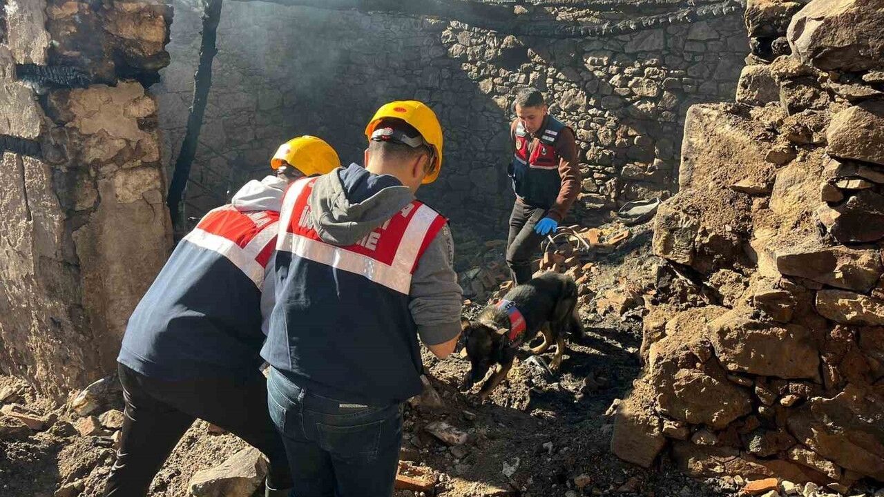 Manisa'nın Gördes ilçesinde 5 evin kül olduğu yangında 1 kişi yaşamını yitirdi