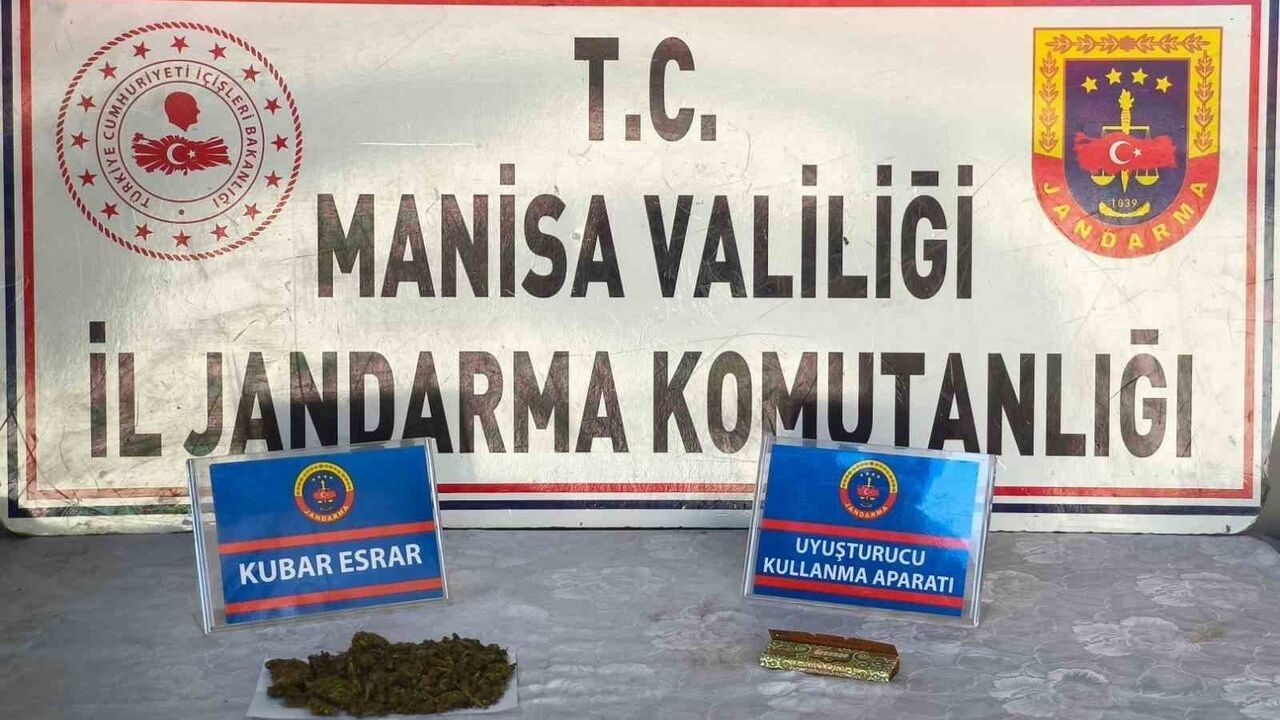 Manisa'nın Salihli ilçesinde jandarma 67 gram esrar ele geçirdi