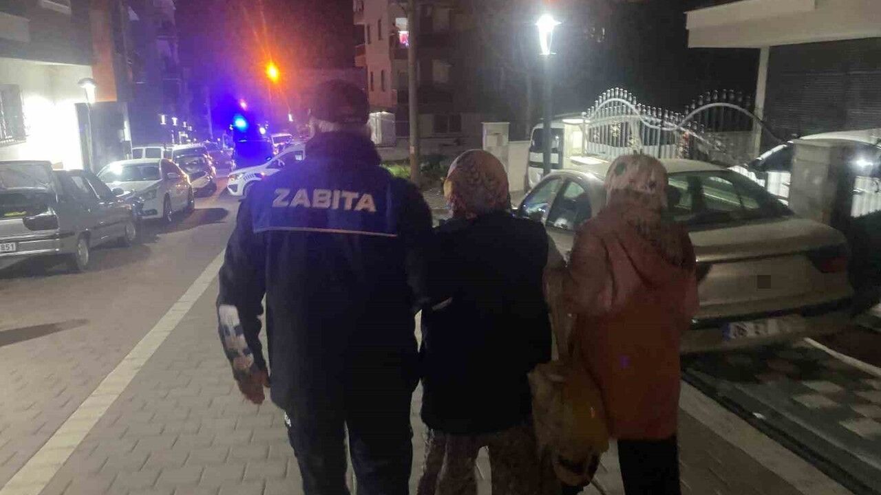 Manisa Turgutlu'da çatlak tespit edilen iki bina tahliye edildi