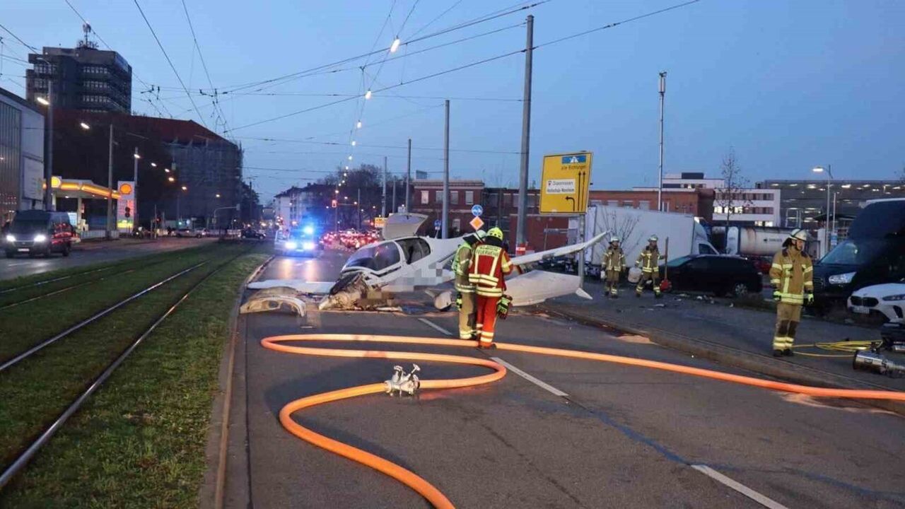 Mannheim'de küçük uçak caddeye acil iniş yaptı: 3 yaralı