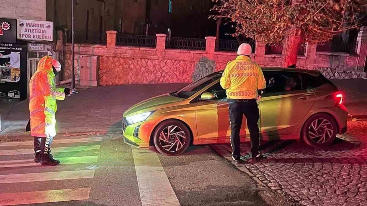 Mardin Artuklu'da gece denetimleri: 66 sürücüye ceza