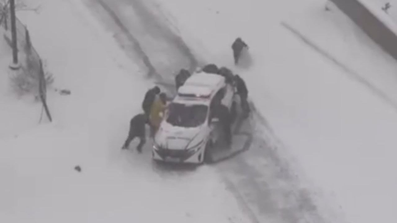 Mardin'de Kar Altında Dayanışma: Polis ve Vatandaşlar Bir Arada