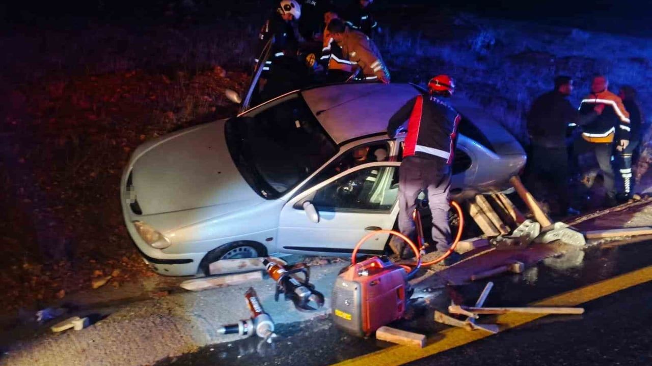 Mardin'de Şarampole Devrilen Otomobilde 2 Kişi Yaralandı