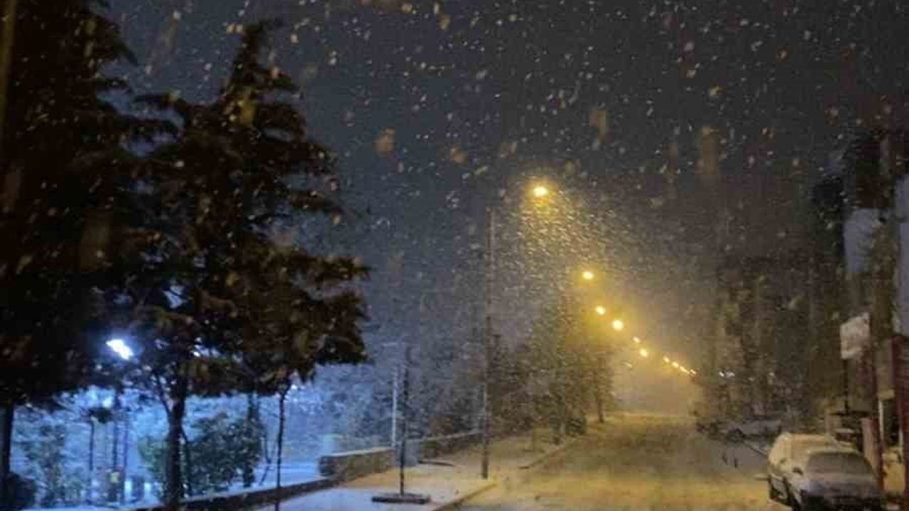 Mardin'in Mazıdağı'nda mevsimin ilk karı etkili oldu