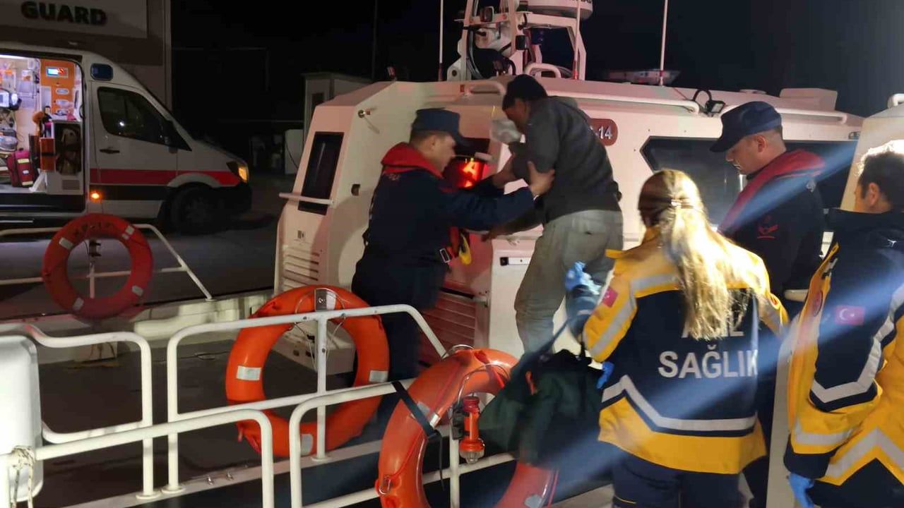 Marmaris açıklarında balıkçı teknesinde yaralanan kişi Sahil Güvenlik tarafından tıbbi tahliye edildi