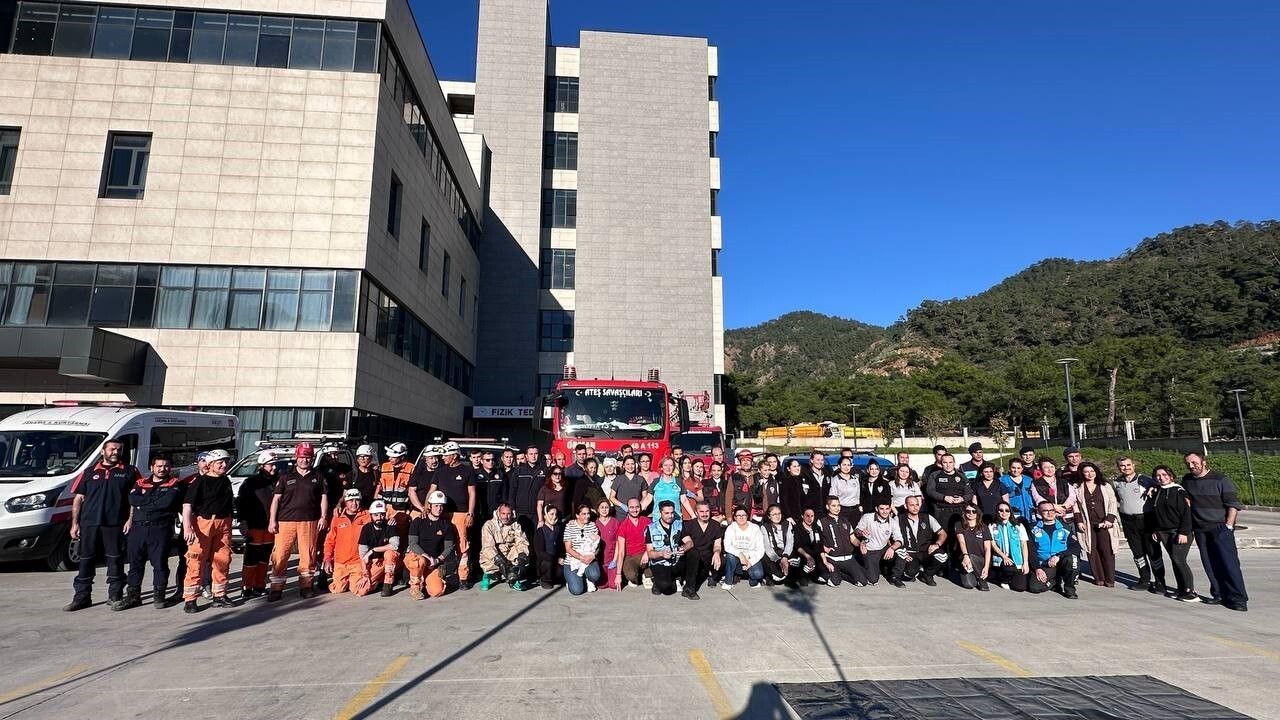 Marmaris Devlet Hastanesi'nde gerçeğini aratmayan deprem ve yangın tatbikatı
