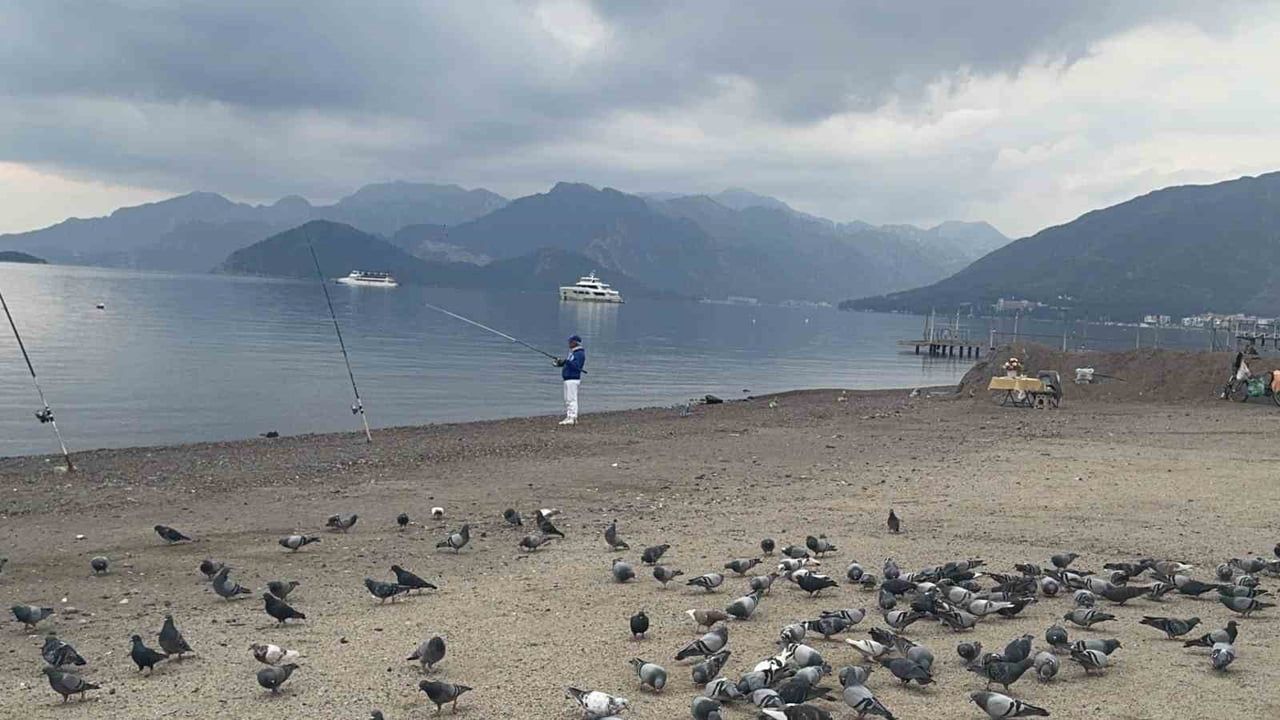 Marmaris Halk Plajı'nın Çiçekli Masası Şehrin Simgesi Oldu