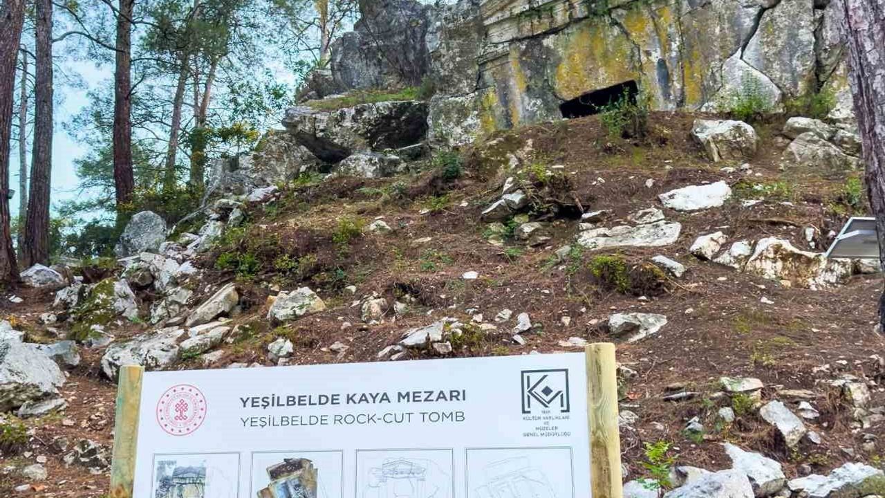 Marmaris'te 2 bin 400 yıllık Yeşilbelde Kaya Mezarı kameralarla korunuyor