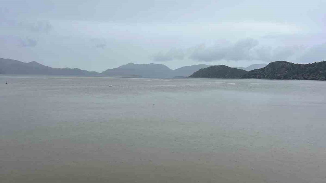 Marmaris’te 24 saatte metrekareye 60 kg yağış: Yollar derelere döndü