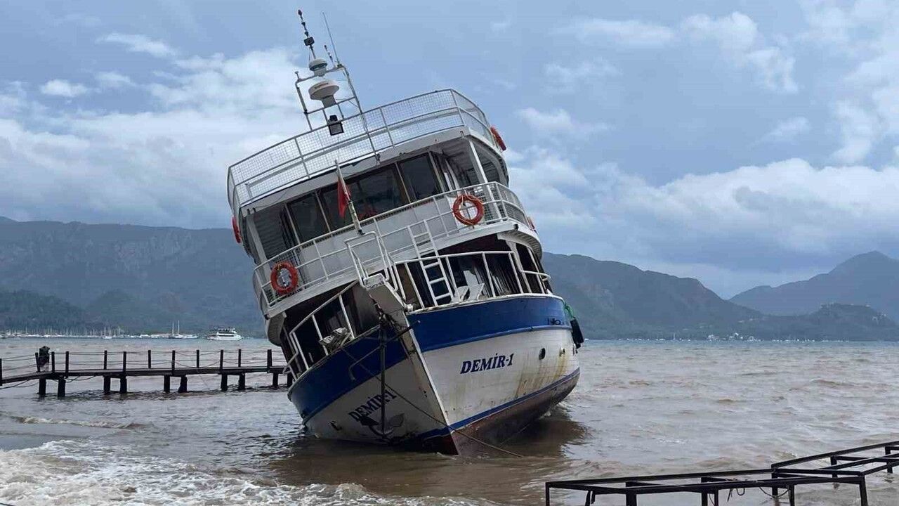 Marmaris'te fırtına nedeniyle dört gezi teknesi karaya oturdu