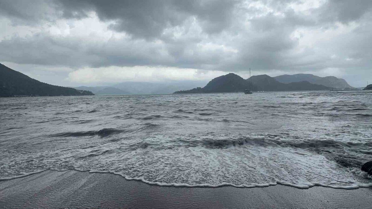 Marmaris'te iskeleye çarpan gezi teknesi için kurtarma çalışması başladı